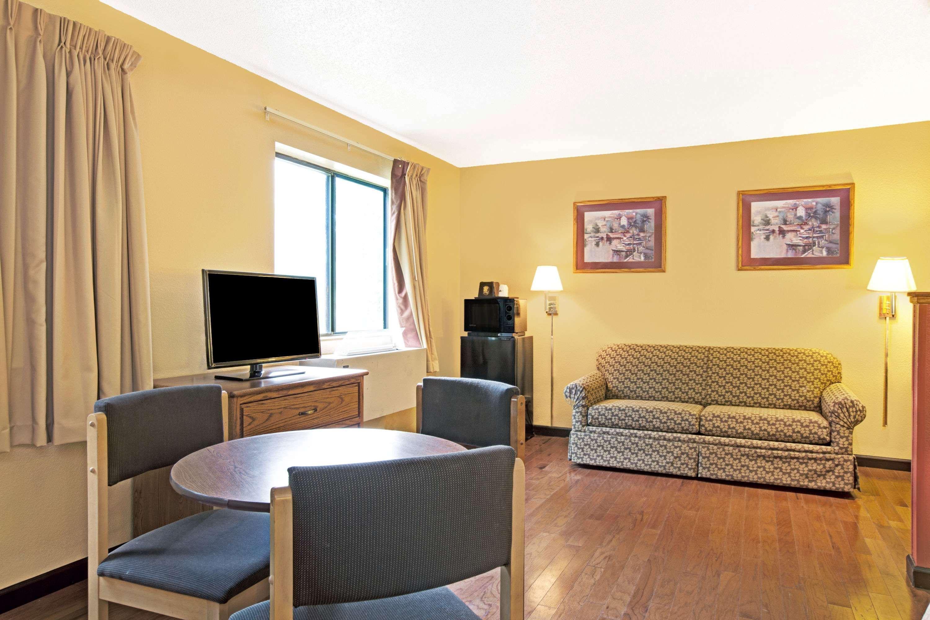 Super 8 By Wyndham Baltimore/Essex Area מראה חיצוני תמונה